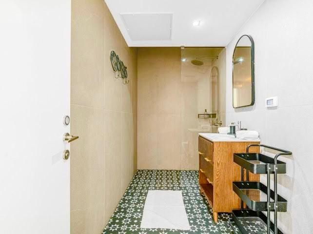 Redsearent suite with pool view 2 - image 10