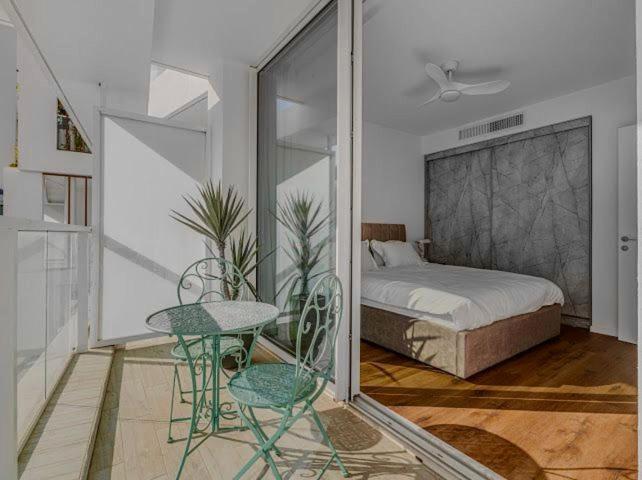 Redsearent suite with pool view 2 - image 11
