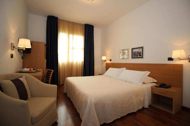 Standard Double or Twin Room image 4