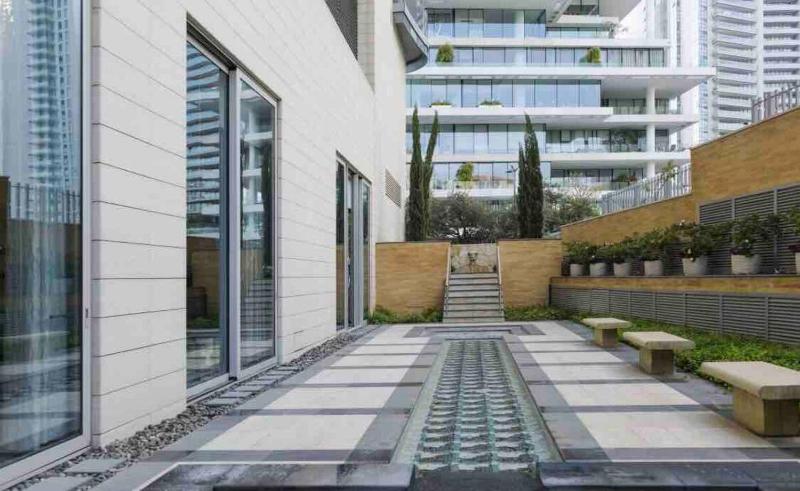 Luxurious 2 Bedrooms Apartment in DT Versace Tower - image 3