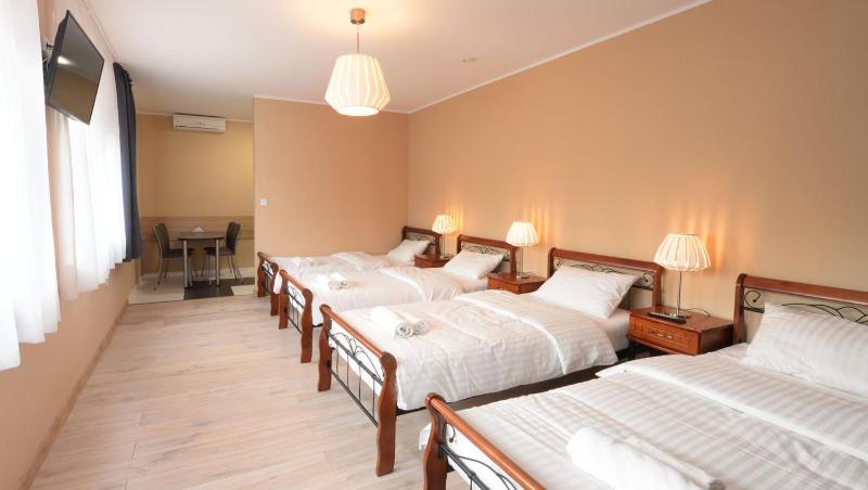 Six-Bed Room image 1