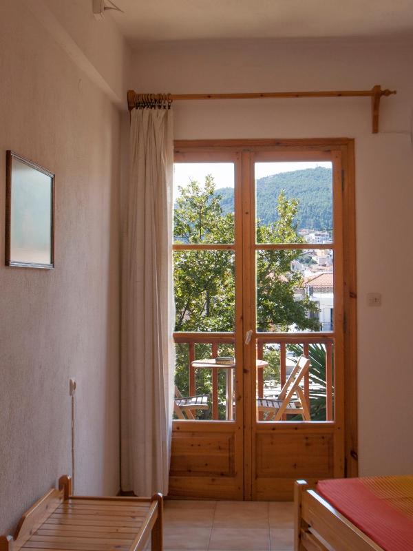 Quadruple Room with City View image 4