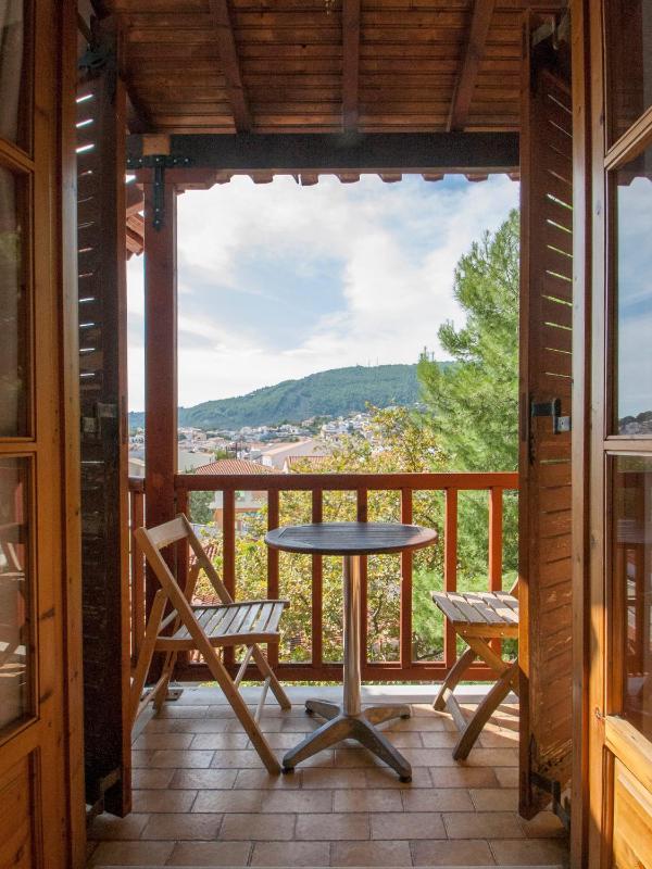 Quadruple Room with City View image 3