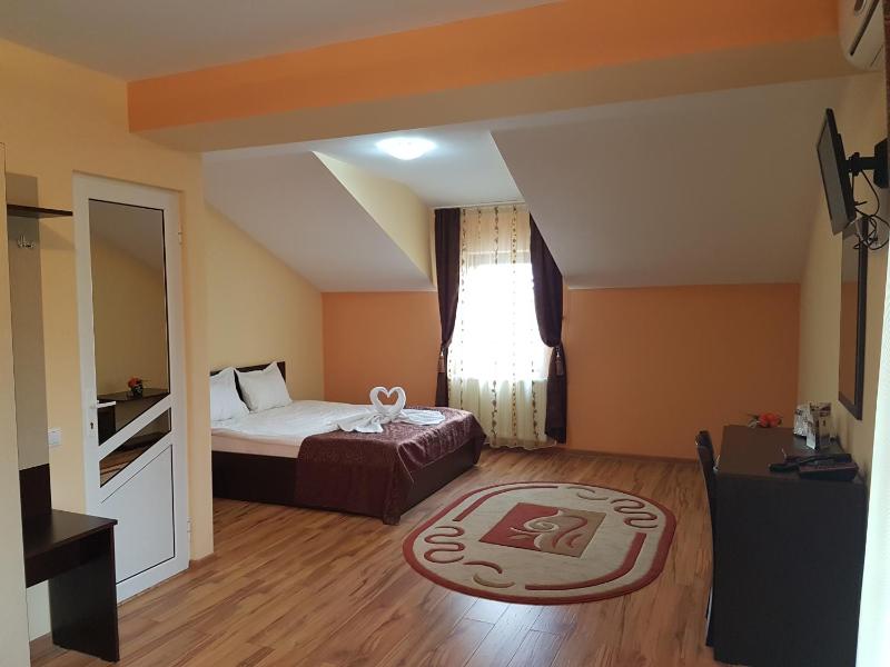 King Room with Two King Beds image 2