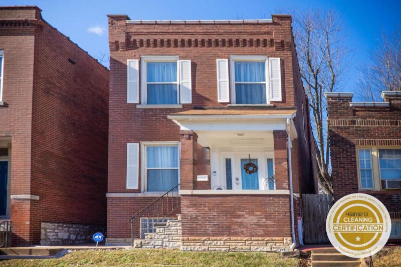 Charming 3BR Tower Grove Family Home ABODEbucks - image 1