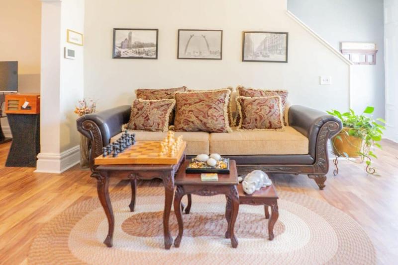 Charming 3BR Tower Grove Family Home ABODEbucks - image 5