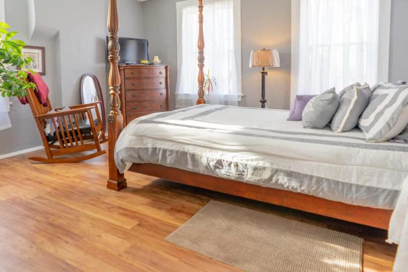 Charming 3BR Tower Grove Family Home ABODEbucks - image 9