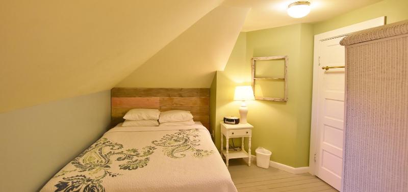 Queen Room with Shared Bathroom image 4