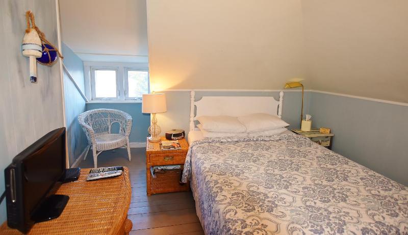 Queen Room with Shared Bathroom image 3