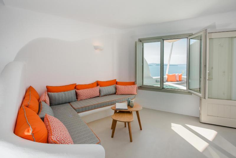 Junior Suite with Outdoor Hot Tub and Caldera View image 4
