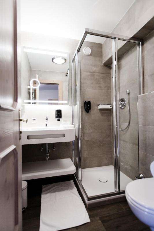 Economy Double Room image 3