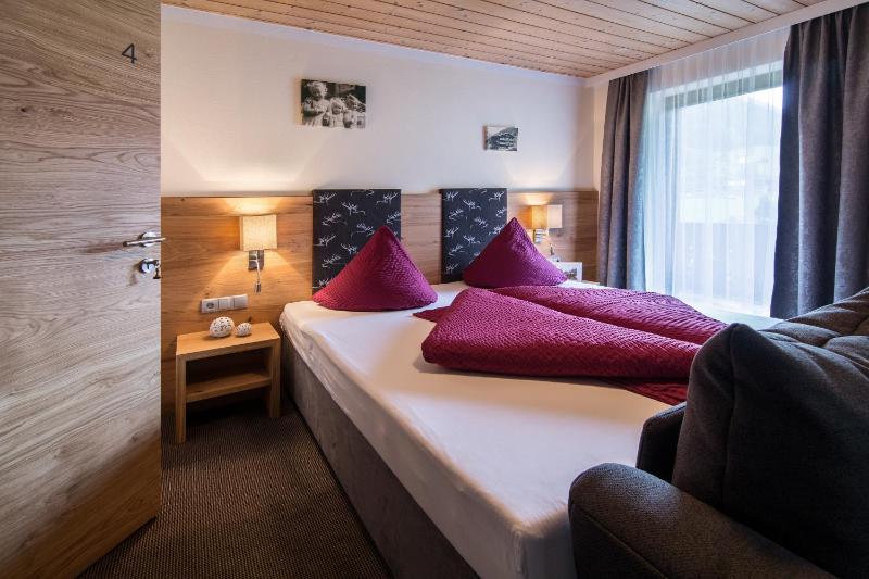 Double Room with Extra Bed image 3
