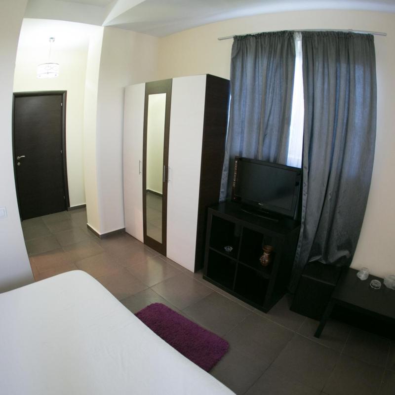 Double Room image 3