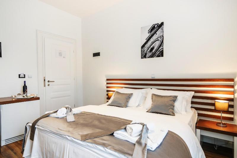 Queen Room with Balcony image 2