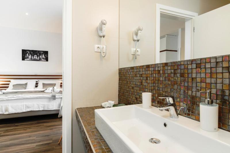 Queen Room image 4