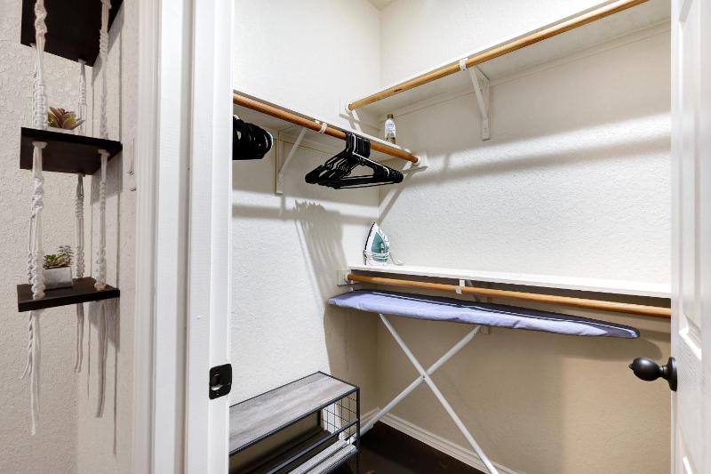 Pet-Friendly 3BR - Fire Pit & Games Near Sea World - image 4
