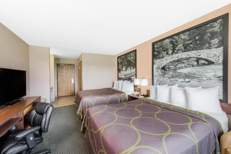 Queen Room with Two Queen Beds - Non-Smoking image 4
