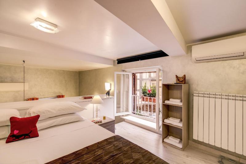 Deluxe Apartment with Balcony - Split Level image 4