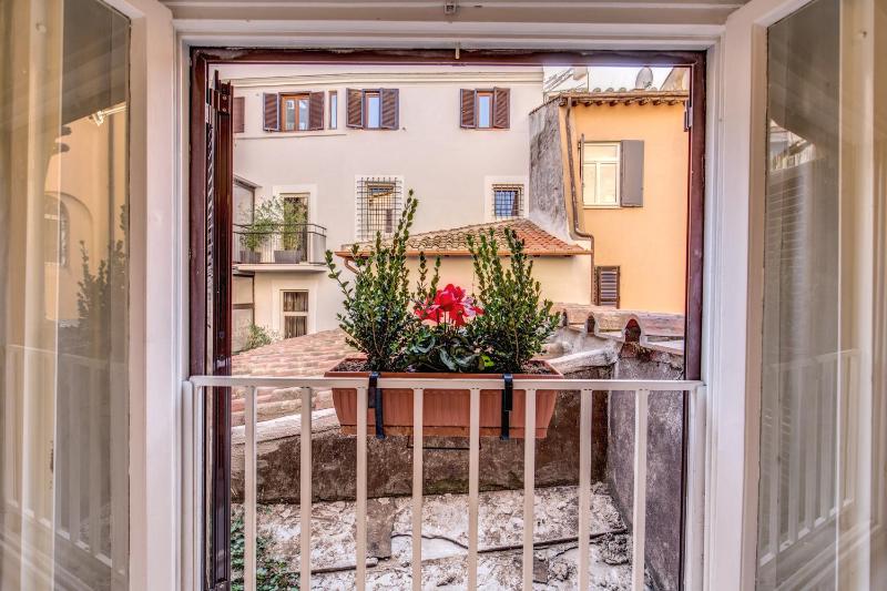 Deluxe Apartment with Balcony - Split Level image 3