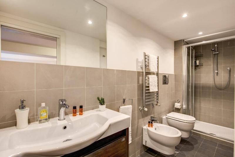 Deluxe Apartment with Balcony - Split Level image 2