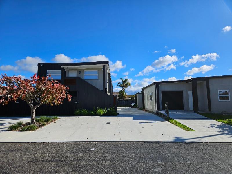 Redwood Apartments - image 1