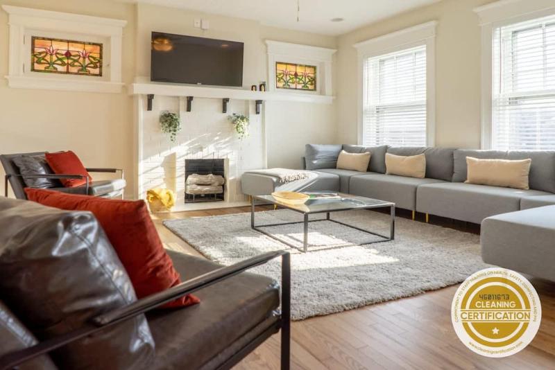 Magnolia on the Park Spacious 4BR ABODEbucks - image 1