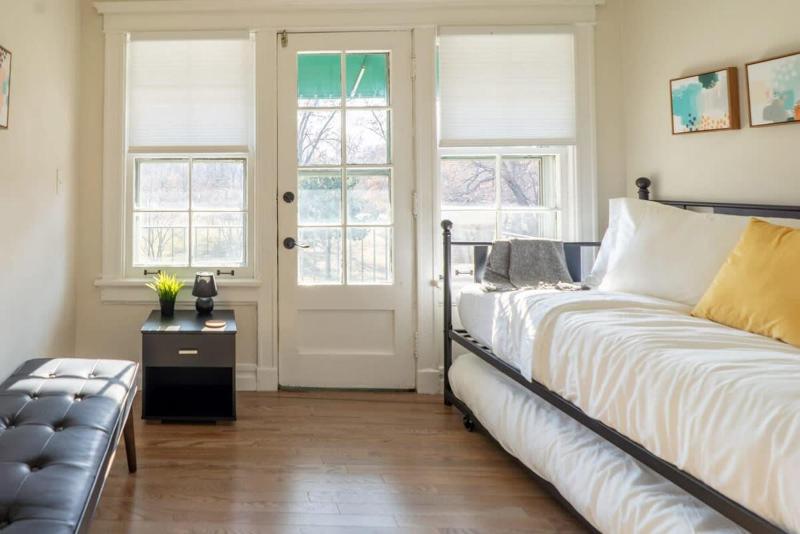 8BR at Tower Grove Park Sleeps 22 ABODEbucks - image 3