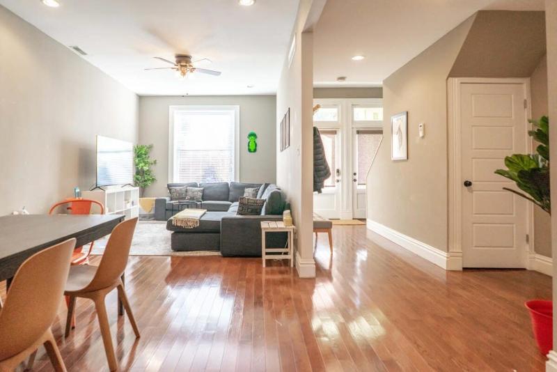 Lovely 4BR Shaw Family Home Garage ABODEbucks - image 5
