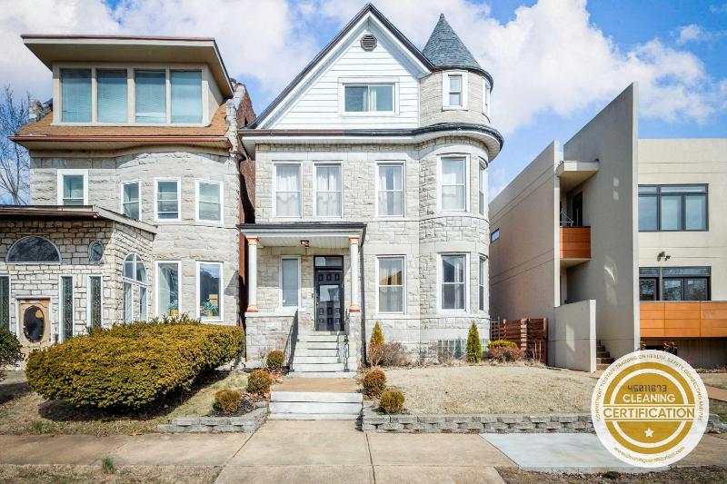 Stylish Getaway in St Louis ABODEbucks - image 1