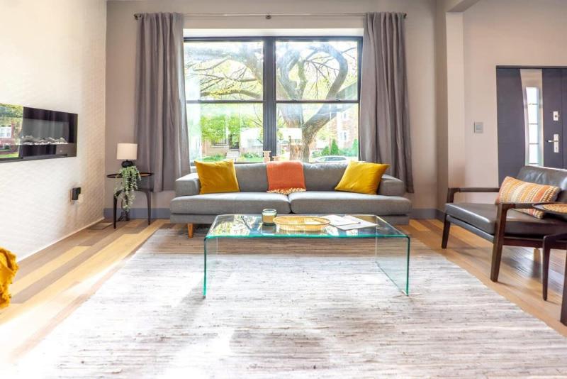 4BR Modern CWE Luxury with Garage ABODEbucks - image 9