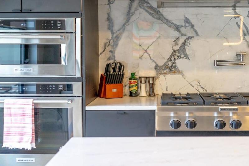 4BR Modern CWE Luxury with Garage ABODEbucks - image 2