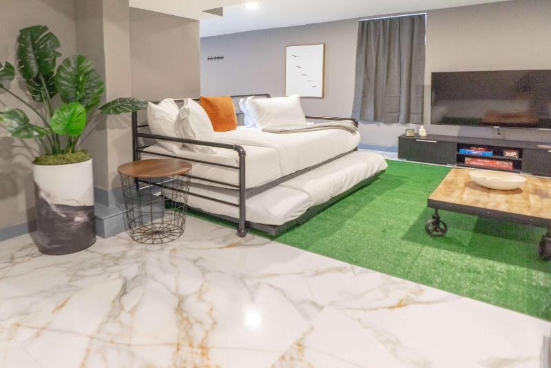 4BR Modern CWE Luxury with Garage ABODEbucks - image 6