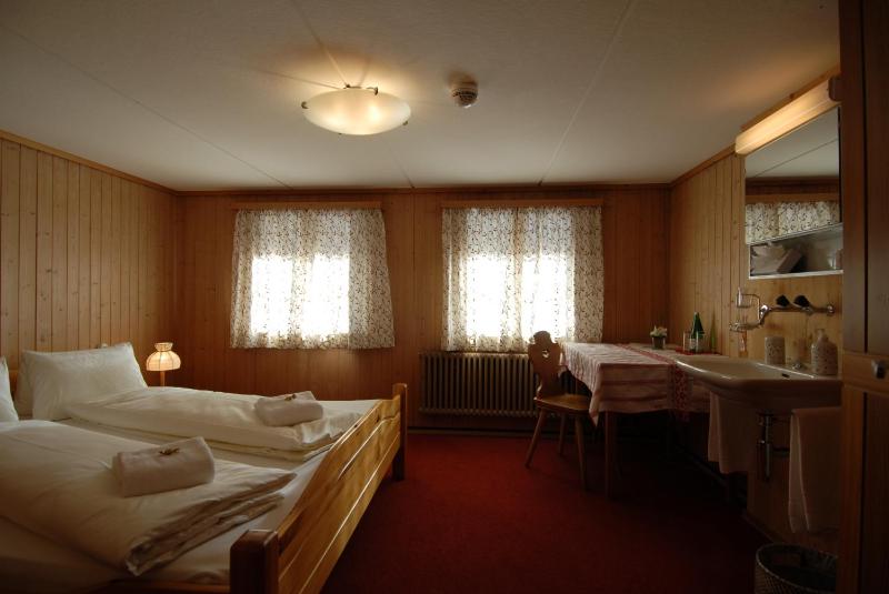 Budget Double Room with Shared Bathroom image 3