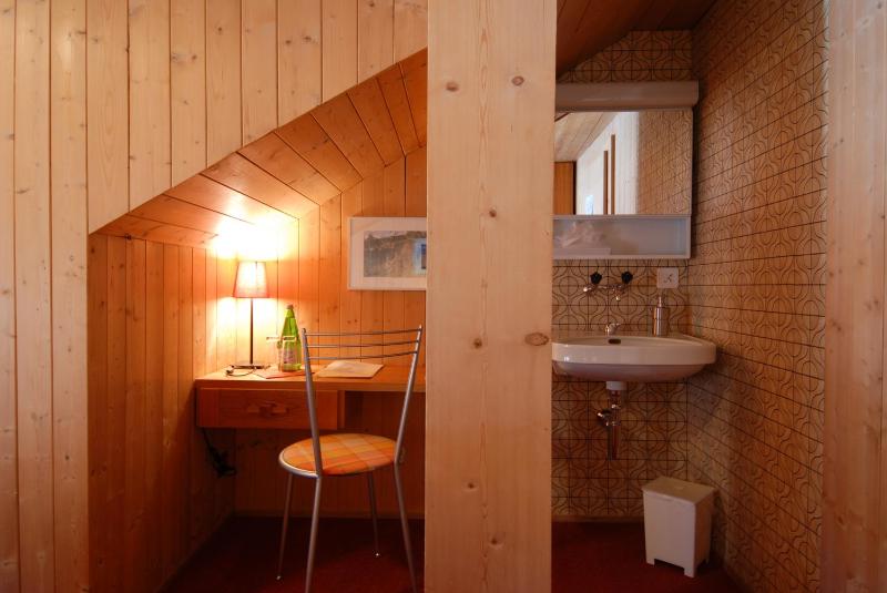 Budget Double Room with Shared Bathroom image 2