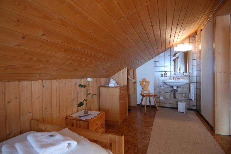 Budget Single Room with Shared Bathroom image 3