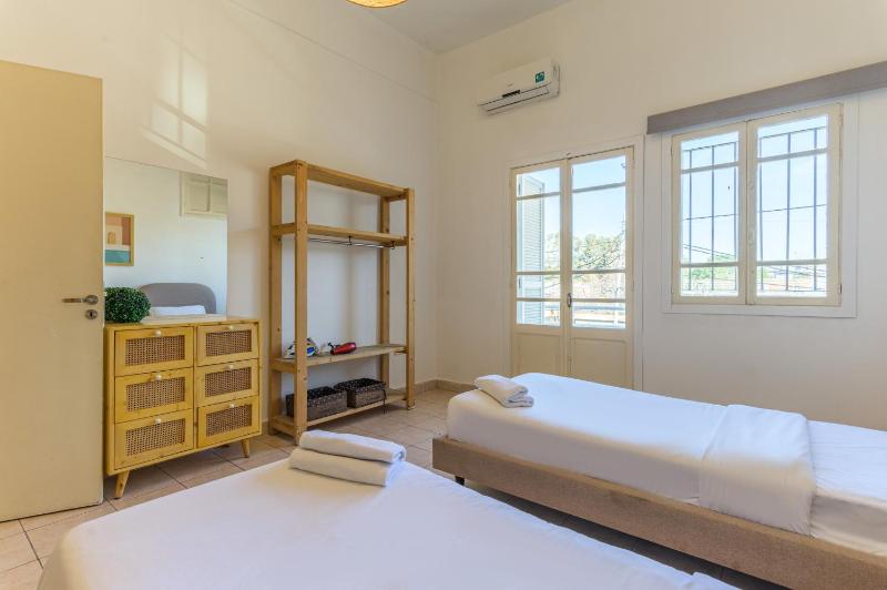 Lester 4-Bedroom Apartment in Mar Mikhael - image 12