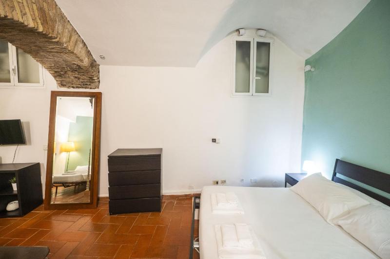 Grotto Apartment by Campo de Fiori - image 10