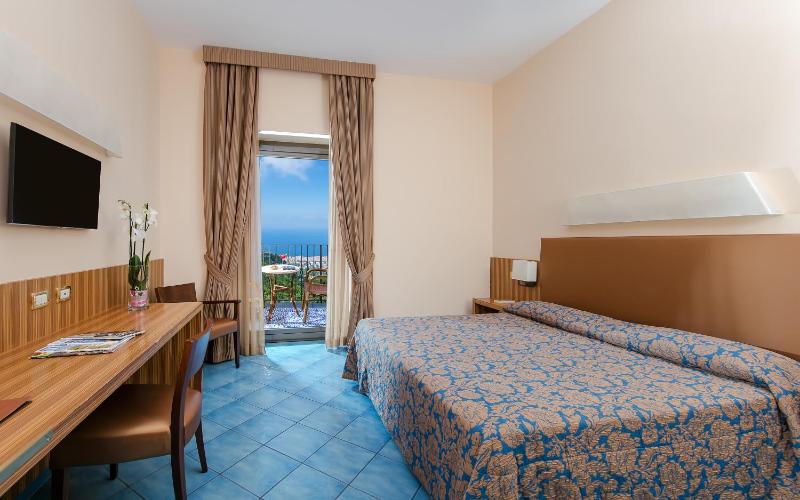 Double Room with Sea View image 3