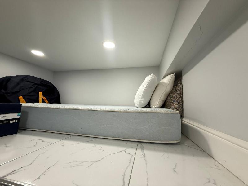 Modern Cascade 1-Bdrm - image 8