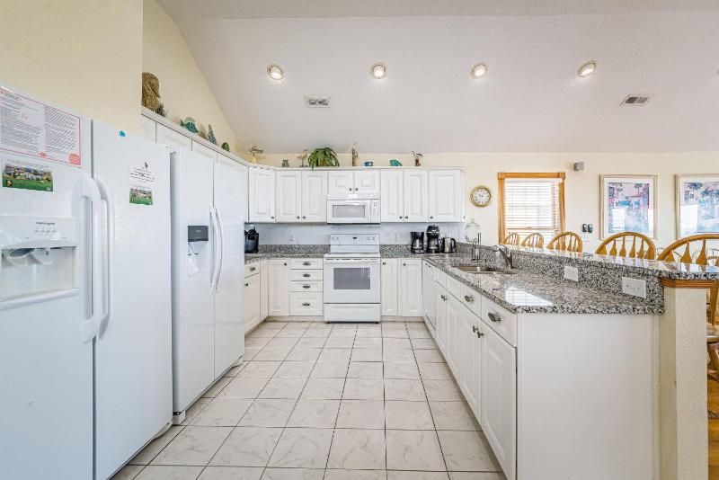 Pretty Mama - Nags Head MP 11 Oceanfront Elevator Pool Hot Tub Pets OK Flex Stays - image 16
