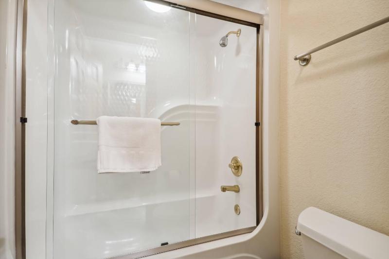 Pretty Mama - Nags Head MP 11 Oceanfront Elevator Pool Hot Tub Pets OK Flex Stays - image 8