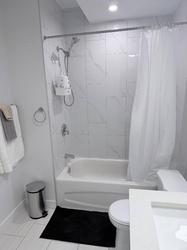 Charming Family-Friendly House Rental in Edmonton - image 29