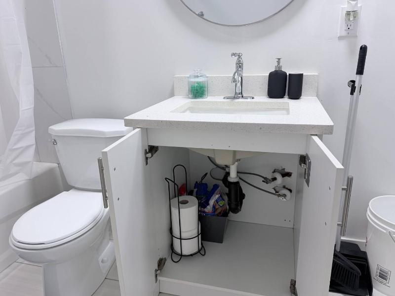 Charming Family-Friendly House Rental in Edmonton - image 2