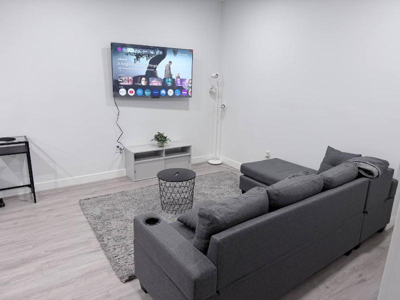 Charming Family-Friendly House Rental in Edmonton - image 5