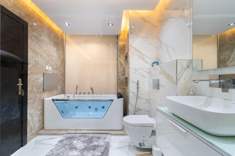 WATER VIEW 3 BEDROOM APARTMENT WITH JACUZZI PARKING WiFi NETFLIX POOL - image 9