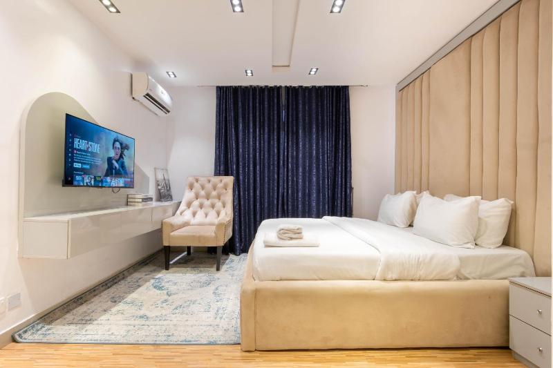 WATER VIEW 3 BEDROOM APARTMENT WITH JACUZZI PARKING WiFi NETFLIX POOL - image 13