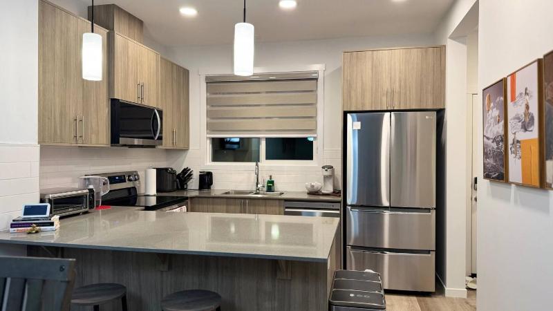 3BR Family House in NE Edmonton - image 24