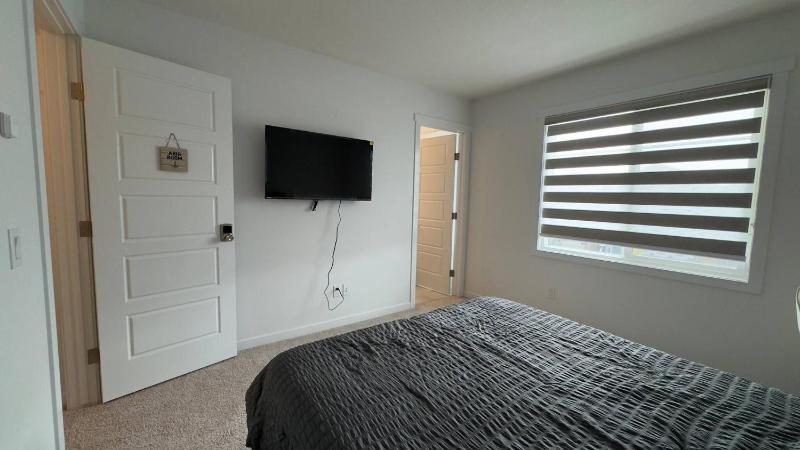 3BR Family House in NE Edmonton - image 17