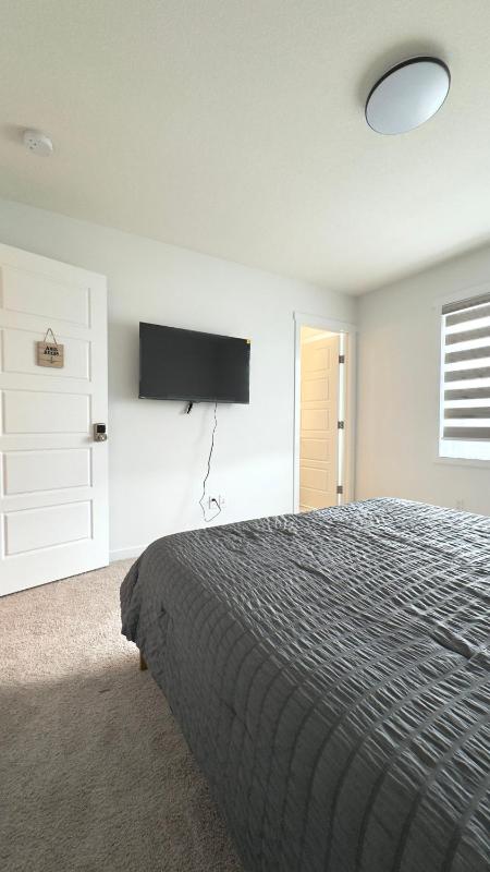 3BR Family House in NE Edmonton - image 50