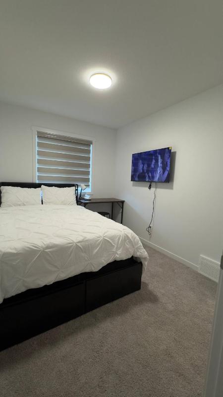 3BR Family House in NE Edmonton - image 7